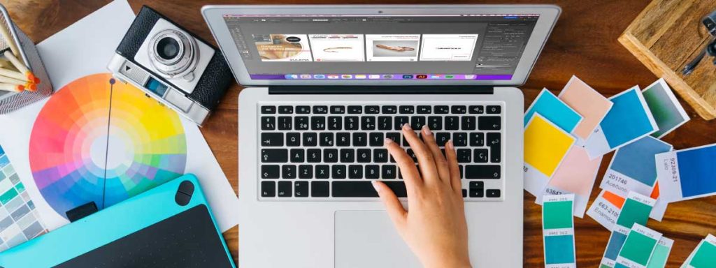 La importancia de mantener una consistencia en el diseño gráfico Persona diseñando el logo de una empresa