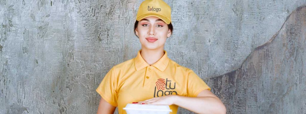 El impacto de la ropa personalizada en los empleados empleada joven polo personalizado