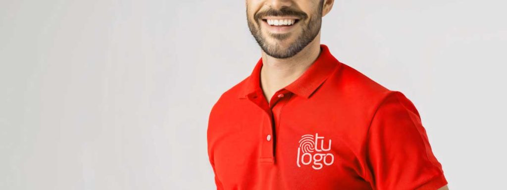 Los polos personalizados son una opción muy versátil hombre empleado polo personalizado