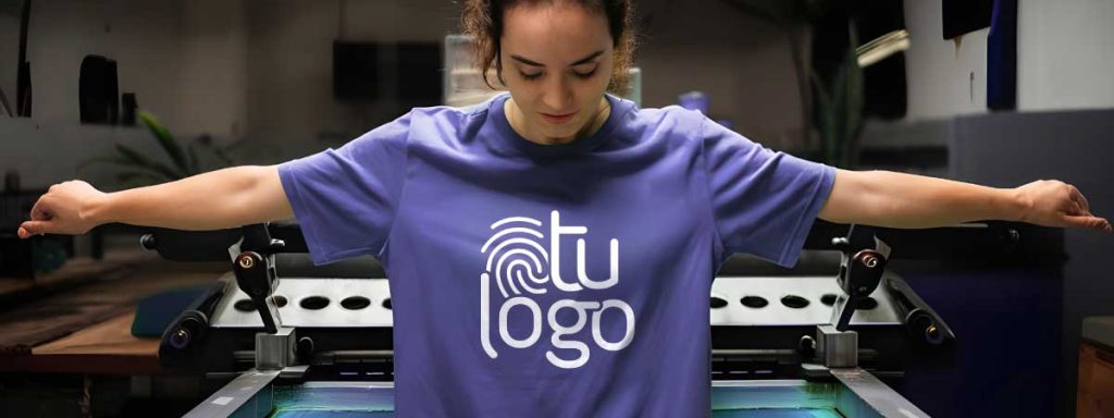 Las camisetas personalizadas permiten una mayor área de impresión Mujer joven haciendo serigrafía textil para camisetas personalizadas