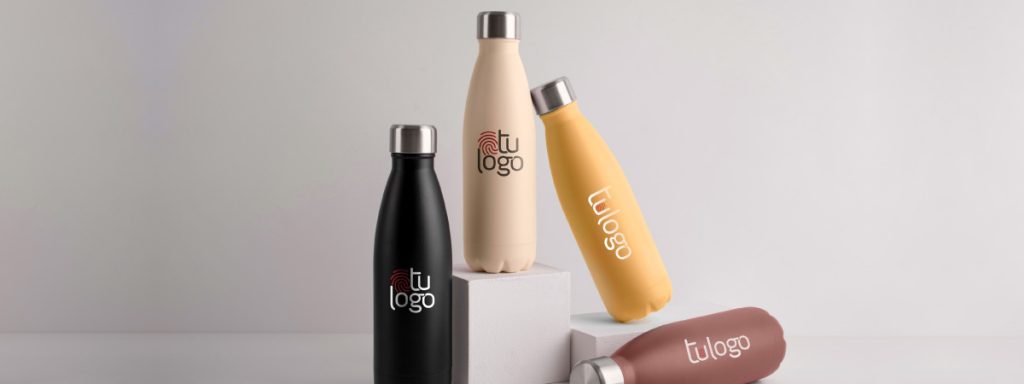 Varias botellas de aluminio personalizadas de diferentes colores