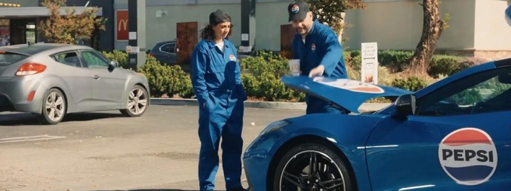 el coche de Pepsi visitando los locales de hamburguesas