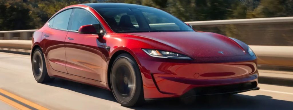 el Tesla Model 3, en color rojo