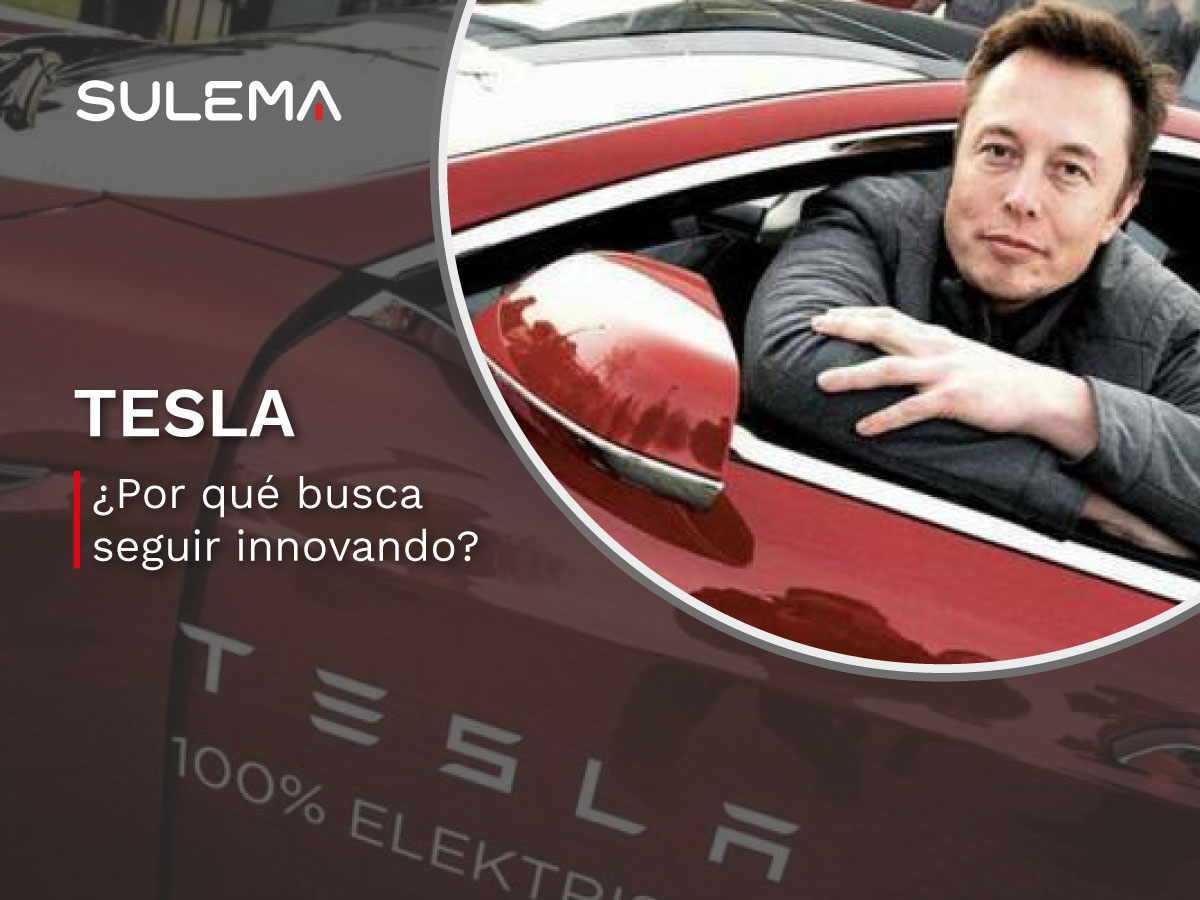 Elon Musk en un tesla, la empresa innovadora