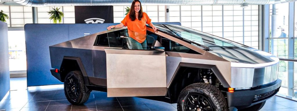 Mujer en un Cybertruck de Tesla