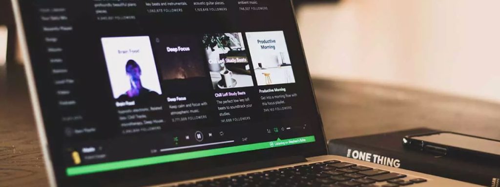 Pantalla de laptop con la aplicación de Spotify abierta